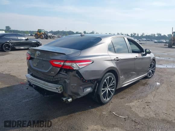 2019 Toyota Camry LE z VIN 4T1B11HK9KU232458, wystawiony jako IAAI lot #43203824 z przebiegiem 88 359 mil mil oraz . Historia ofert i sprzedaży dostępna na DreamBid. Obrazek 4.