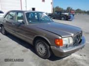 ✅ 1990 Mercedes-Benz 420 SEL • VIN: WDBCA35E3LA523820 • Lot: 42703256. Wystawiony na IAAI z przebiegiem 112 384 mil. Bezpłatny archiwum sprzedaży aukcyjnych z USA i szczegółowy raport historii pojazdu na DreamBid. Zdjęcie 1.