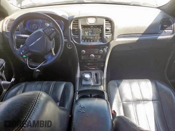 ✅ 2019 Chrysler 300 S • VIN: 2C3CCABT0KH560220 • Lot: 80798945. Wystawiony na Copart z przebiegiem 108 486 mil. Bezpłatny archiwum sprzedaży aukcyjnych z USA i szczegółowy raport historii pojazdu na DreamBid. Zdjęcie 8.