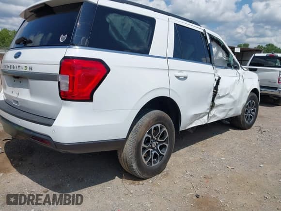 ✅ 2023 Ford Expedition XLT • VIN: 1FMJU1H83PEA61926 • Lot: 42731576. Wystawiony na IAAI z przebiegiem 25 982 mil. Bezpłatny archiwum sprzedaży aukcyjnych z USA i szczegółowy raport historii pojazdu na DreamBid. Zdjęcie 4.