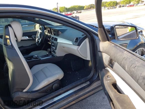 ✅ 2013 Mercedes-Benz C 250 • VIN: WDDGJ4HB5DG085073 • Lot: 41696760. Wystawiony na IAAI z przebiegiem 196 802 mil. Bezpłatny archiwum sprzedaży aukcyjnych z USA i szczegółowy raport historii pojazdu na DreamBid. Zdjęcie 5.