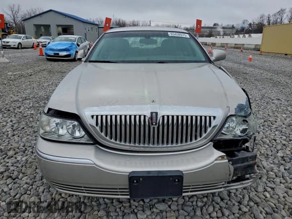 ✅ 2003 Lincoln Town Car Executive • VIN: 1LNHM81W23Y695317 • Lot: 93458975. Listed on Copart with 133,256 mi. Free auction sales archive from the USA and detailed vehicle history report at DreamBid. Image 5.