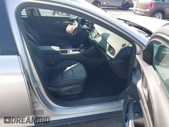 ✅ 2018 Buick Regal Essence • VIN: W04GV8SX0J1112828 • Lot: 42982845. Listed on IAAI with 112,400 mi. Free auction sales archive from the USA and detailed vehicle history report at DreamBid. Image 5.