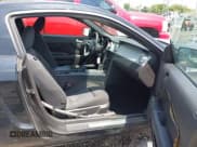 ✅ 2007 Ford Mustang Deluxe • VIN: 1ZVHT80N375243333 • Lot: 42685816. Wystawiony na IAAI z przebiegiem 199 311 mil. Bezpłatny archiwum sprzedaży aukcyjnych z USA i szczegółowy raport historii pojazdu na DreamBid. Zdjęcie 5.