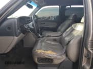 ✅ 2002 Chevrolet Suburban LS • VIN: 1GNEC16T92J196173 • Lot: 85029784. Wystawiony na Copart z przebiegiem 119 911 mil. Bezpłatny archiwum sprzedaży aukcyjnych z USA i szczegółowy raport historii pojazdu na DreamBid. Zdjęcie 7.