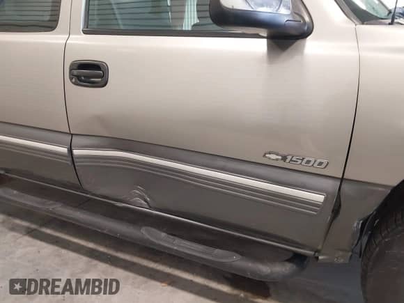 2000 Chevrolet Silverado 1500 LS z VIN 1GCEK19T1YE336600, wystawiony jako IAAI lot #42383410 z przebiegiem 64 920 mil mil oraz . Historia ofert i sprzedaży dostępna na DreamBid. Obrazek 6.