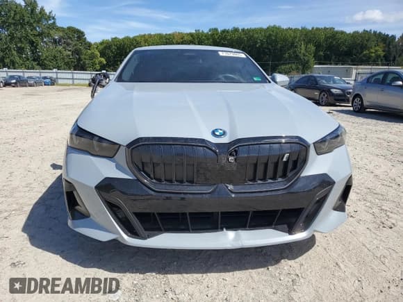 ✅ 2024 BMW i5 eDrive40 • VIN: WBY33FK04RCR43720 • Lot: 71079865. Wystawiony na Copart z przebiegiem 23 408 mil. Bezpłatny archiwum sprzedaży aukcyjnych z USA i szczegółowy raport historii pojazdu na DreamBid. Zdjęcie 5.