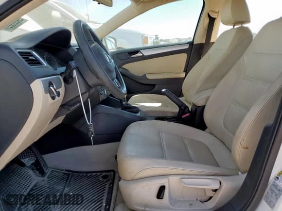 ✅ 2014 Volkswagen Jetta SE • VIN: 3VWD07AJ9EM437806 • Lot: 81960525. Wystawiony na Copart z przebiegiem 108 000 mil. Bezpłatny archiwum sprzedaży aukcyjnych z USA i szczegółowy raport historii pojazdu na DreamBid. Zdjęcie 7.