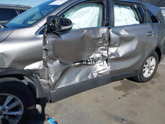 ✅ 2019 Kia Sorento LX • VIN: 5XYPG4A38KG531681 • Lot: 43794137. Listed on IAAI with 77,058 mi. Free auction sales archive from the USA and detailed vehicle history report at DreamBid. Image 6.