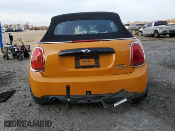 ✅ 2017 MINI Convertible Cooper • VIN: WMWWG5C58H3C20183 • Lot: 92155665. Wystawiony na Copart z przebiegiem 70 166 mil. Bezpłatny archiwum sprzedaży aukcyjnych z USA i szczegółowy raport historii pojazdu na DreamBid. Zdjęcie 6.