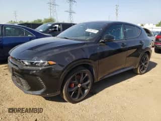 2024 Dodge Hornet R/T z VIN ZACPDFCW3R3A20750, wystawiony jako Copart lot #68760195 z przebiegiem 4 115 mil mil oraz Szkoda całkowita • Salvage title. Historia ofert i sprzedaży dostępna na DreamBid. Obrazek 1.