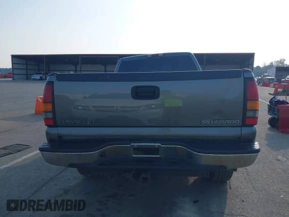 2002 Chevrolet Silverado 1500 LS z VIN 1GCEK14T12E143281, wystawiony jako IAAI lot #43197831 z przebiegiem 241 904 mil mil oraz . Historia ofert i sprzedaży dostępna na DreamBid. Obrazek 15.