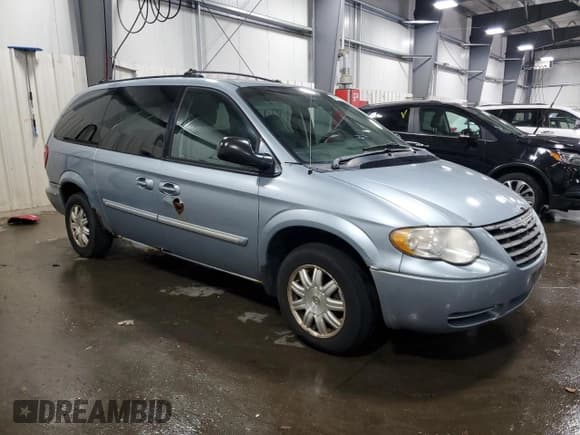 ✅ 2005 Chrysler Town & Country Touring • VIN: 2C4GP54L05R215807 • Лот: 84770625. Опубликован ранее на Copart с пробегом 236 334 миль. Бесплатный доступ к архиву аукционных продаж из США и подробный отчёт об истории автомобиля на DreamBid. Изображение 4.