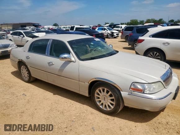 ✅ 2006 Lincoln Town Car Signature • VIN: 1LNHM81V66Y640509 • Lot: 59220805. Wystawiony na Copart z przebiegiem 352 029 mil. Bezpłatny archiwum sprzedaży aukcyjnych z USA i szczegółowy raport historii pojazdu na DreamBid. Zdjęcie 4.