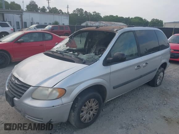 ✅ 2005 Chrysler Town & Country • VIN: 1C4GP45R95B295247 • Lot: 39289938. Listed on IAAI with Not provided. Free auction sales archive from the USA and detailed vehicle history report at DreamBid. Image 2.