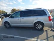 ✅ 2011 Chrysler Town & Country Touring • VIN: 2A4RR8DG5BR607811 • Lot: 43649745. Wystawiony na IAAI z przebiegiem 219 523 mil. Bezpłatny archiwum sprzedaży aukcyjnych z USA i szczegółowy raport historii pojazdu na DreamBid. Zdjęcie 14.