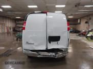 ✅ 2020 Chevrolet Express Cargo • VIN: 1GCWGAFP5L1266659 • Lot: 42067566. Wystawiony na IAAI z przebiegiem 122 413 mil. Bezpłatny archiwum sprzedaży aukcyjnych z USA i szczegółowy raport historii pojazdu na DreamBid. Zdjęcie 16.