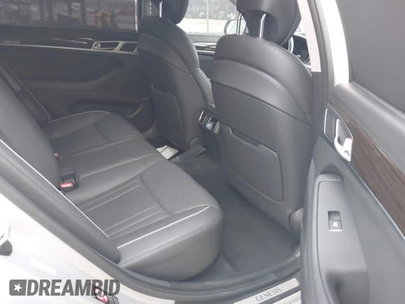 ✅ 2015 Hyundai Genesis 3.8L • VIN: KMHGN4JE7FU035990 • Lot: 41118477. Wystawiony na IAAI z przebiegiem 35 383 mil. Bezpłatny archiwum sprzedaży aukcyjnych z USA i szczegółowy raport historii pojazdu na DreamBid. Zdjęcie 8.