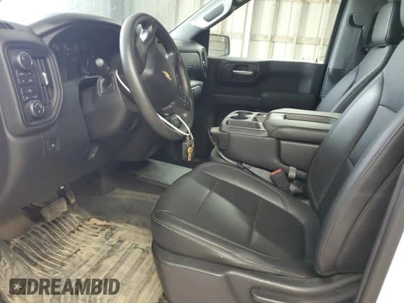 2020 Chevrolet Silverado 1500 Work Truck z VIN 1GCRYAEH1LZ349463, wystawiony jako Copart lot #56678985 z przebiegiem 114 544 mil mil oraz Czysty tytuł • Clean title. Historia ofert i sprzedaży dostępna na DreamBid. Obrazek 7.