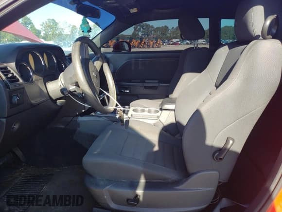 ✅ 2010 Dodge Challenger SE • VIN: 2B3CJ4DV1AH229728 • Lot: 70408574. Wystawiony na Copart z przebiegiem 98 147 mil. Bezpłatny archiwum sprzedaży aukcyjnych z USA i szczegółowy raport historii pojazdu na DreamBid. Zdjęcie 7.