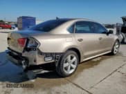 ✅ 2015 Volkswagen Passat SE • VIN: 1VWBS7A33FC018842 • Лот: 86269175. Опубликован ранее на Copart с пробегом 72 682 миль. Бесплатный доступ к архиву аукционных продаж из США и подробный отчёт об истории автомобиля на DreamBid. Изображение 3.