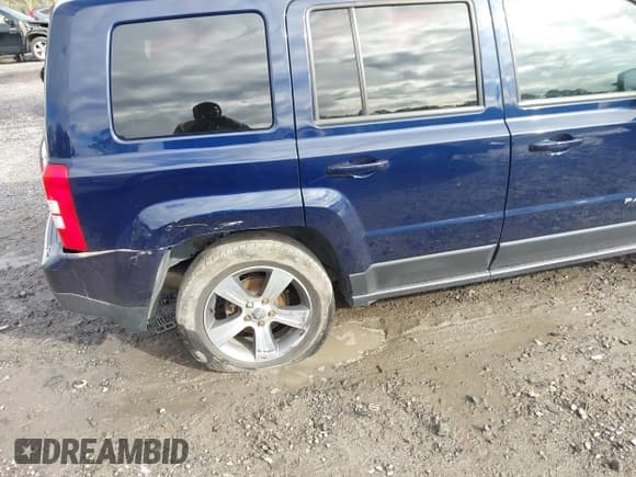 ✅ 2017 Jeep Patriot Latitude • VIN: 1C4NJRFB0HD130011 • Lot: 43749304. Listed on IAAI with 117,058 mi. Free auction sales archive from the USA and detailed vehicle history report at DreamBid. Image 6.