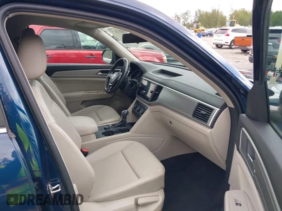 ✅ 2018 Volkswagen Atlas SE • VIN: 1V2KR2CAXJC516881 • Lot: 42137675. Wystawiony na IAAI z przebiegiem 99 622 mil. Bezpłatny archiwum sprzedaży aukcyjnych z USA i szczegółowy raport historii pojazdu na DreamBid. Zdjęcie 5.