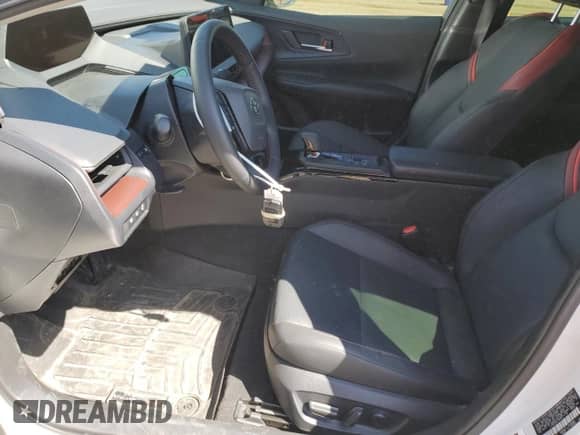 2024 Toyota Prius SE z VIN JTDACACU2R3017135, wystawiony jako Copart lot #68220315 z przebiegiem 16 476 mil mil oraz Szkoda całkowita • Salvage title. Historia ofert i sprzedaży dostępna na DreamBid. Obrazek 7.