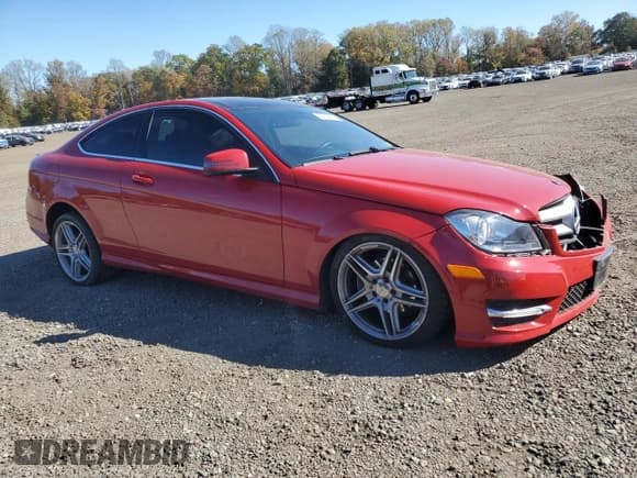 ✅ 2013 Mercedes-Benz C 250 • VIN: WDDGJ4HB4DG093925 • Лот: 82749905. Опубликован ранее на Copart с пробегом 92 970 миль. Бесплатный доступ к архиву аукционных продаж из США и подробный отчёт об истории автомобиля на DreamBid. Изображение 4.