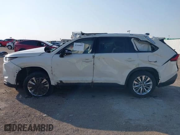 ✅ 2024 Toyota Highlander XLE • VIN: 5TDAAAB57RS011703 • Lot: 43160892. Listed on IAAI with Not provided. Free auction sales archive from the USA and detailed vehicle history report at DreamBid. Image 14.