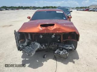 ✅ 2022 Dodge Challenger R/T • VIN: 2C3CDZBTXNH249894 • Lot: 61948954. Wystawiony na Copart z przebiegiem 23 139 mil. Bezpłatny archiwum sprzedaży aukcyjnych z USA i szczegółowy raport historii pojazdu na DreamBid. Zdjęcie 5.
