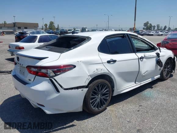 2022 Toyota Camry SE z VIN 4T1T11AK9NU047717, wystawiony jako IAAI lot #42316618 z przebiegiem 86 410 mil mil oraz . Historia ofert i sprzedaży dostępna na DreamBid. Obrazek 4.