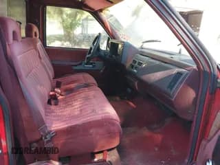 ✅ 1993 Chevrolet Silverado 1500 • VIN: 1GCEC14K8PE179836 • Lot: 43520312. Wystawiony na IAAI z przebiegiem 214 203 mil. Bezpłatny archiwum sprzedaży aukcyjnych z USA i szczegółowy raport historii pojazdu na DreamBid. Zdjęcie 5.