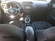 ✅ 2017 Kia Soul + • VIN: KNDJP3A57H7496154 • Lot: 86879465. Wystawiony na Copart z przebiegiem 99 733 mil. Bezpłatny archiwum sprzedaży aukcyjnych z USA i szczegółowy raport historii pojazdu na DreamBid. Zdjęcie 8.