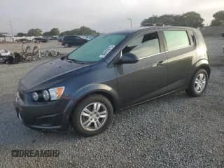 2015 Chevrolet Sonic LT z VIN 1G1JC6SHXF4172709, wystawiony jako Copart lot #90819275 z przebiegiem 94 751 mil mil oraz Czysty tytuł • Clean title. Historia ofert i sprzedaży dostępna na DreamBid. Obrazek 1.