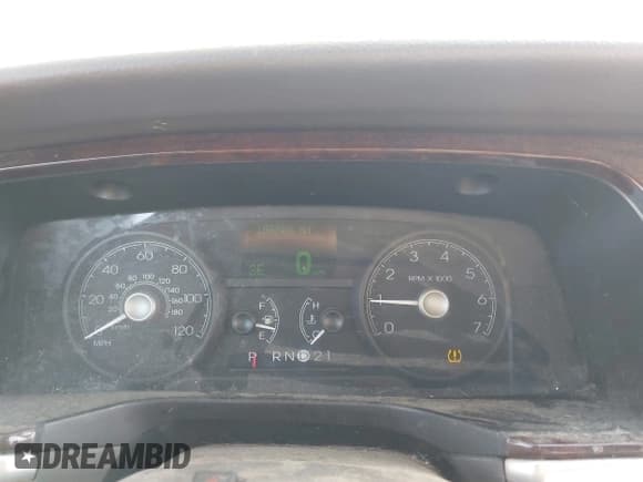 ✅ 2009 Lincoln Town Car Signature Limited • VIN: 2LNHM82V39X619538 • Lot: 43689688. Listed on IAAI with 196,708 mi. Free auction sales archive from the USA and detailed vehicle history report at DreamBid. Image 7.