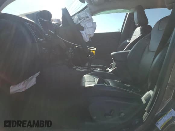 ✅ 2023 Jeep Cherokee Altitude Lux • VIN: 1C4PJMMB0PD102724 • Lot: 89711975. Wystawiony na Copart z przebiegiem Nie podano. Bezpłatny archiwum sprzedaży aukcyjnych z USA i szczegółowy raport historii pojazdu na DreamBid. Zdjęcie 7.