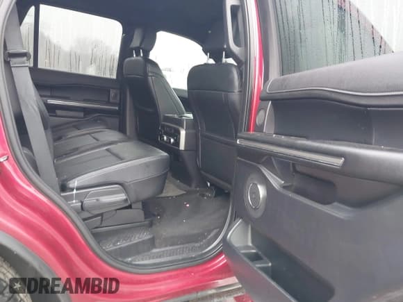 ✅ 2019 Ford Expedition XLT • VIN: 1FMJU1JT6KEA07303 • Lot: 43723205. Listed on IAAI with 126,561 mi. Free auction sales archive from the USA and detailed vehicle history report at DreamBid. Image 8.