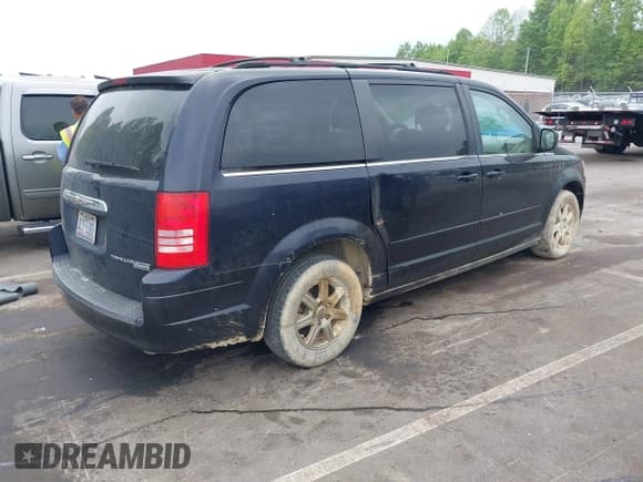 ✅ 2010 Chrysler Town & Country LX • VIN: 2A4RR2D15AR456363 • Lot: 42127422. Wystawiony na IAAI z przebiegiem 213 715 mil. Bezpłatny archiwum sprzedaży aukcyjnych z USA i szczegółowy raport historii pojazdu na DreamBid. Zdjęcie 4.