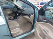 ✅ 2013 Ford Escape SE • VIN: 1FMCU0G95DUC62418 • Lot: 42081461. Wystawiony na IAAI z przebiegiem 139 062 mil. Bezpłatny archiwum sprzedaży aukcyjnych z USA i szczegółowy raport historii pojazdu na DreamBid. Zdjęcie 5.