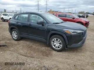 ✅ 2022 Toyota Corolla Cross L • VIN: 7MUAAABG8NV021755 • Lot: 82632505. Wystawiony na Copart z przebiegiem 37 113 mil. Bezpłatny archiwum sprzedaży aukcyjnych z USA i szczegółowy raport historii pojazdu na DreamBid. Zdjęcie 4.