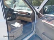 ✅ 2009 Chevrolet Suburban 2LT • VIN: 1GNFC26009R288185 • Lot: 43570123. Wystawiony na IAAI z przebiegiem 270 538 mil. Bezpłatny archiwum sprzedaży aukcyjnych z USA i szczegółowy raport historii pojazdu na DreamBid. Zdjęcie 5.