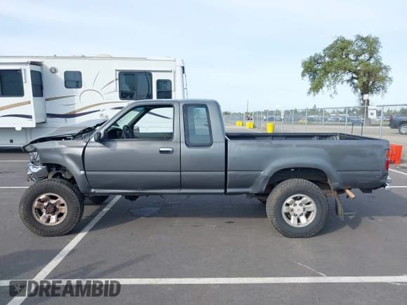 ✅ 1989 Toyota Pickup • VIN: JT4RN13S9K0003042 • Lot: 41827042. Listed on IAAI with 347,063 mi. Free auction sales archive from the USA and detailed vehicle history report at DreamBid. Image 14.