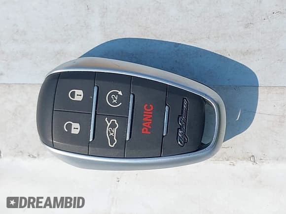 ✅ 2024 Alfa Romeo Giulia Veloce • VIN: ZARFANBN5R7683823 • Lot: 43093237. Wystawiony na IAAI z przebiegiem 11 070 mil. Bezpłatny archiwum sprzedaży aukcyjnych z USA i szczegółowy raport historii pojazdu na DreamBid. Zdjęcie 11.