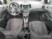 2016 Chevrolet Sonic LT z VIN 1G1JC5SH3G4107843, wystawiony jako Copart lot #64251434 z przebiegiem 118 865 mil mil oraz Czysty tytuł • Clean title. Historia ofert i sprzedaży dostępna na DreamBid. Obrazek 8.