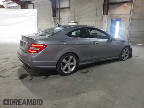 ✅ 2014 Mercedes-Benz C 350 • VIN: WDDGJ8JB6EG176114 • Lot: 81051055. Wystawiony na Copart z przebiegiem 102 824 mil. Bezpłatny archiwum sprzedaży aukcyjnych z USA i szczegółowy raport historii pojazdu na DreamBid. Zdjęcie 3.
