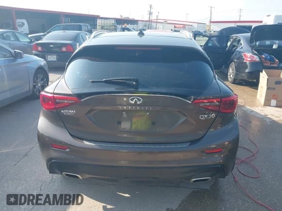 ✅ 2017 Infiniti QX30 Premium • VIN: SJKCH5CP4HA023330 • Lot: 42407253. Wystawiony na IAAI z przebiegiem 132 317 mil. Bezpłatny archiwum sprzedaży aukcyjnych z USA i szczegółowy raport historii pojazdu na DreamBid. Zdjęcie 15.