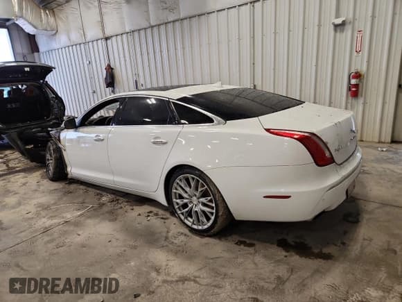 ✅ 2015 Jaguar XJ Portfolio • VIN: SAJWJ2GDXF8V79697 • Lot: 81678065. Wystawiony na Copart z przebiegiem Nie podano. Bezpłatny archiwum sprzedaży aukcyjnych z USA i szczegółowy raport historii pojazdu na DreamBid. Zdjęcie 2.