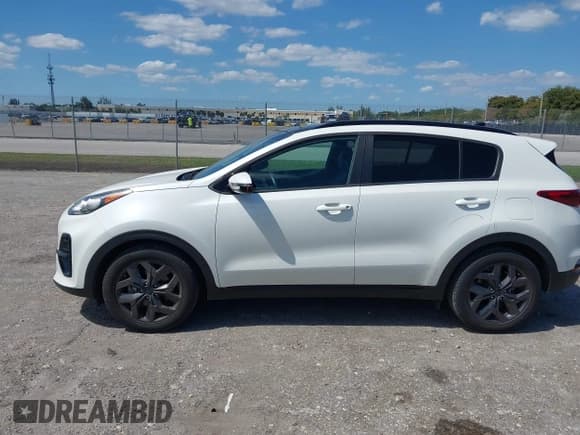✅ 2022 Kia Sportage Nightfall • VIN: KNDP63ACXN7997871 • Lot: 42045457. Wystawiony na IAAI z przebiegiem 15 915 mil. Bezpłatny archiwum sprzedaży aukcyjnych z USA i szczegółowy raport historii pojazdu na DreamBid. Zdjęcie 15.