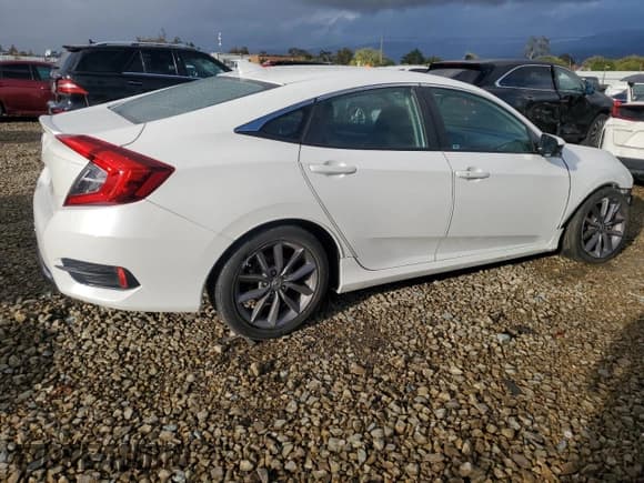 ✅ 2019 Honda Civic EX • VIN: 19XFC1F38KE216679 • Lot: 93567315. Listed on Copart with 82,307 mi. Free auction sales archive from the USA and detailed vehicle history report at DreamBid. Image 3.